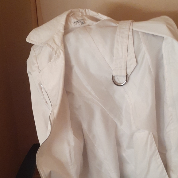 White- raincoat with belt - Picture 5 of 5